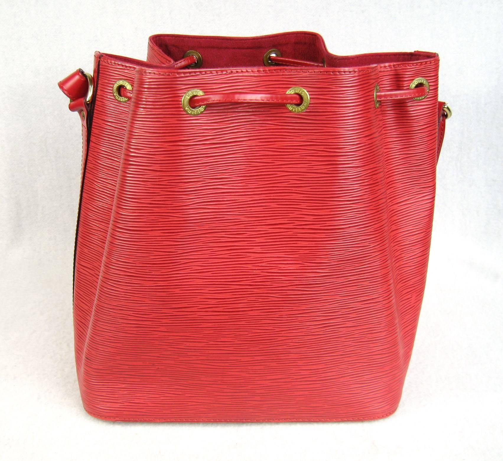 Louis Vuitton Epi Noe Red Leather Shoulder Drawstring Handbag  In Excellent Condition In Wallkill, NY