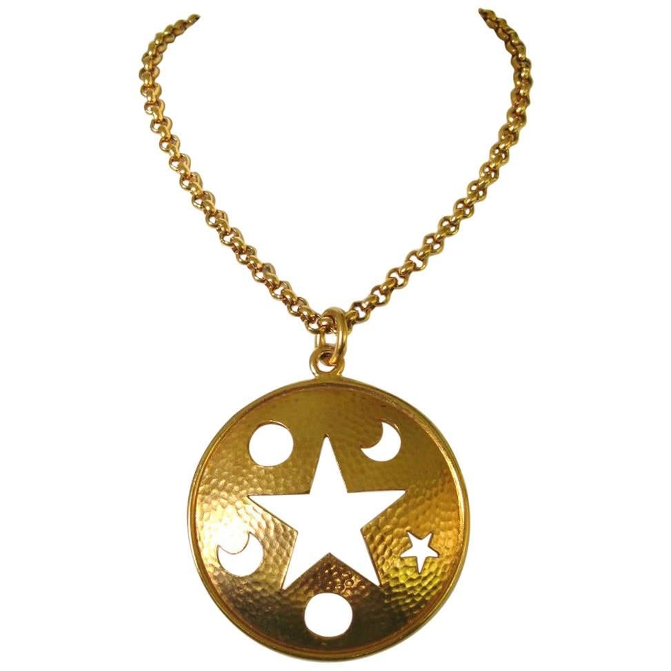 Collier Céline en or doré avec disque découpé en forme d'étoile et de lune  en vente