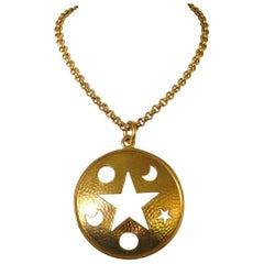 Collier Céline en or doré avec disque découpé en forme d'étoile et de lune 