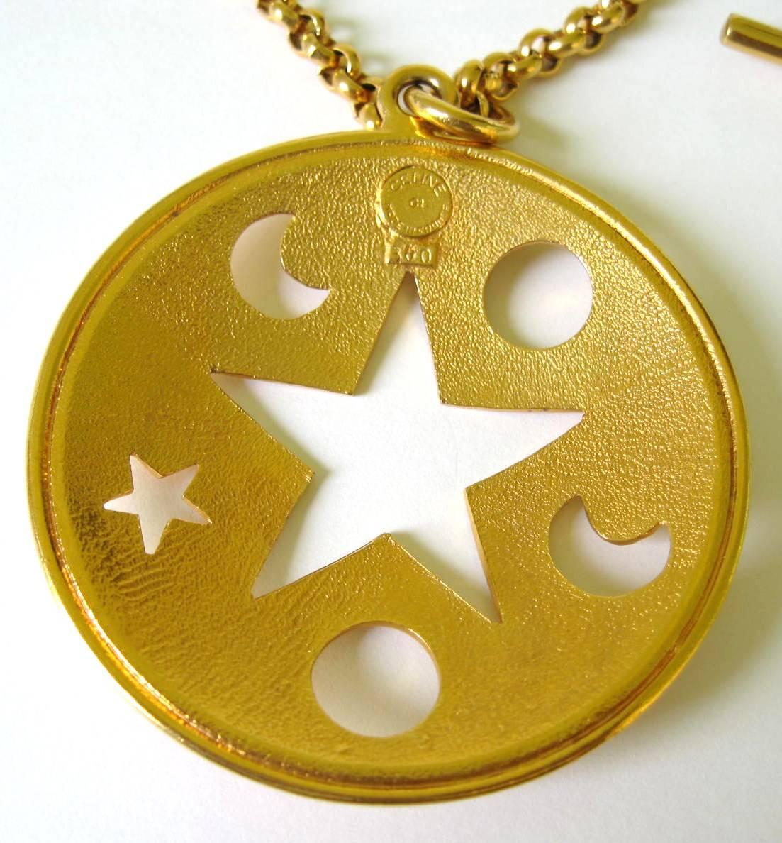 Collier Céline en or doré avec disque découpé en forme d'étoile et de lune  Pour femmes en vente