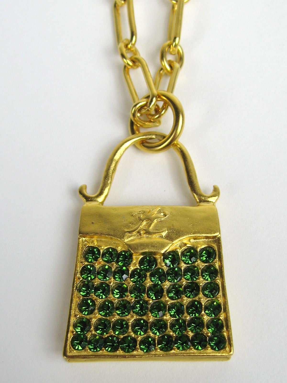 Karl Lagerfeld New Old Stock (jamais porté)  Collier sac à main. Mesures 32 pouces de long chaîne de liaison. Le sac à main mesure 1,61 de haut en bas x 1,06 de large. Il s'agit d'une collection massive de Hopi, Zuni, Navajo, du Sud-Ouest, d'argent