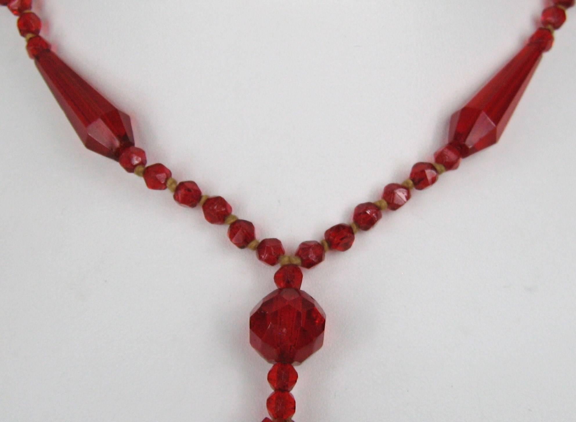 Rote Sautoir-Halskette aus Flapper-Glas, Art déco, 1920er Jahre im Zustand „Hervorragend“ im Angebot in Wallkill, NY