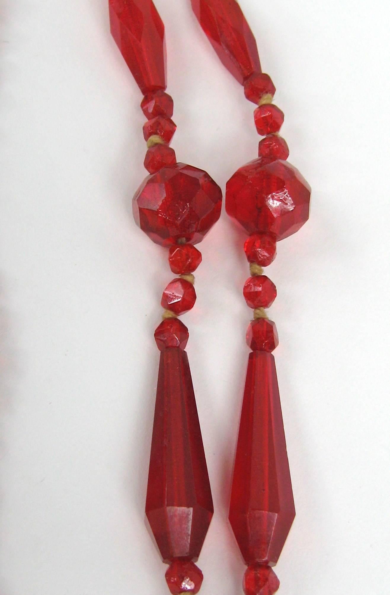 Rote Sautoir-Halskette aus Flapper-Glas, Art déco, 1920er Jahre Damen im Angebot