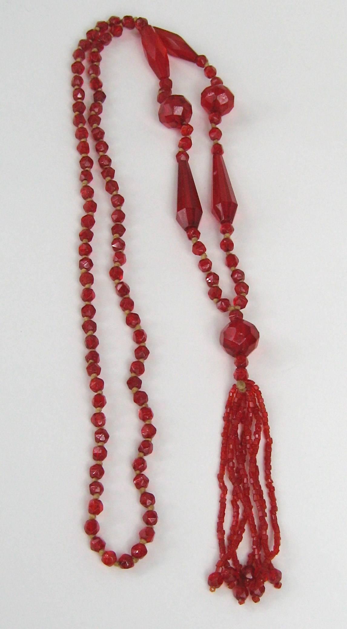 Rote Sautoir-Halskette aus Flapper-Glas, Art déco, 1920er Jahre im Angebot 1