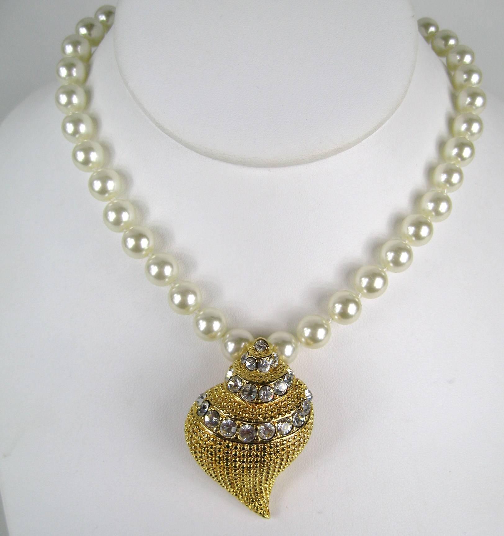 KJL Kenneth Jay Lane's Crystal Seashell Brooch Necklace and Earrings ist ein vielseitiges Schmuckstück, das sowohl als Brosche als auch als Halskette verwendet werden kann. Es handelt sich um eine vergoldete, strukturierte Muschel, die mit 3 Reihen