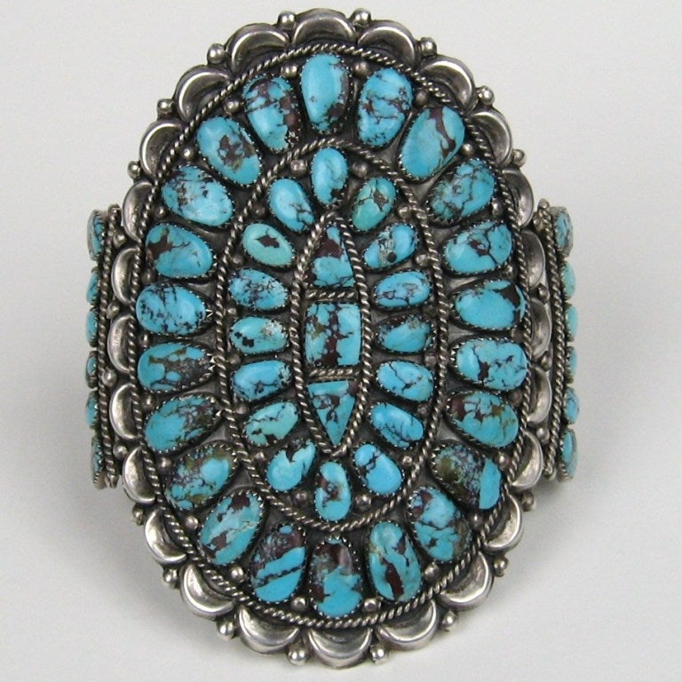 Massiccio bracciale oversize in argento e turchese dei nativi americani Zuni Il turchese presenta una leggera matrice rossa. Il turchese è incastonato in un castone a dente di sega. Questo braccialetto è molto grande e bello!  Uno dei migliori che
