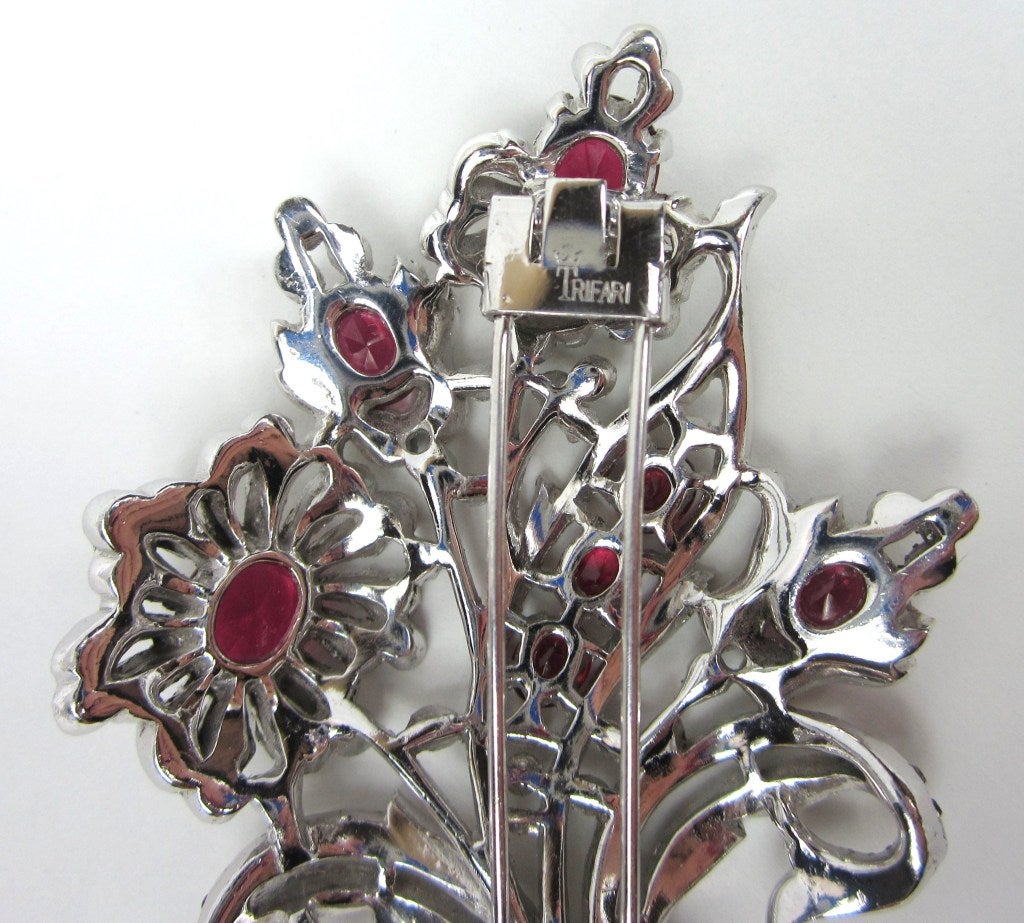 Crown Trifari Brooch 'Alfred Philippe' Ruby Quintuple Floral coat Pin Brooch  In Excellent Condition In Wallkill, NY