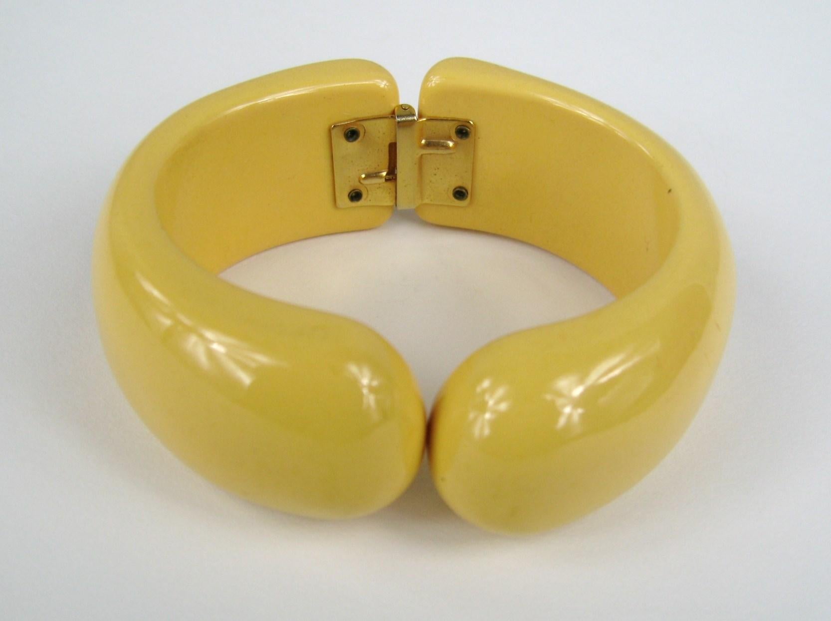 Original 1930s Ivory colored Bakelite Clamper Bracelet  In Excellent Condition For Sale In Wallkill, NY