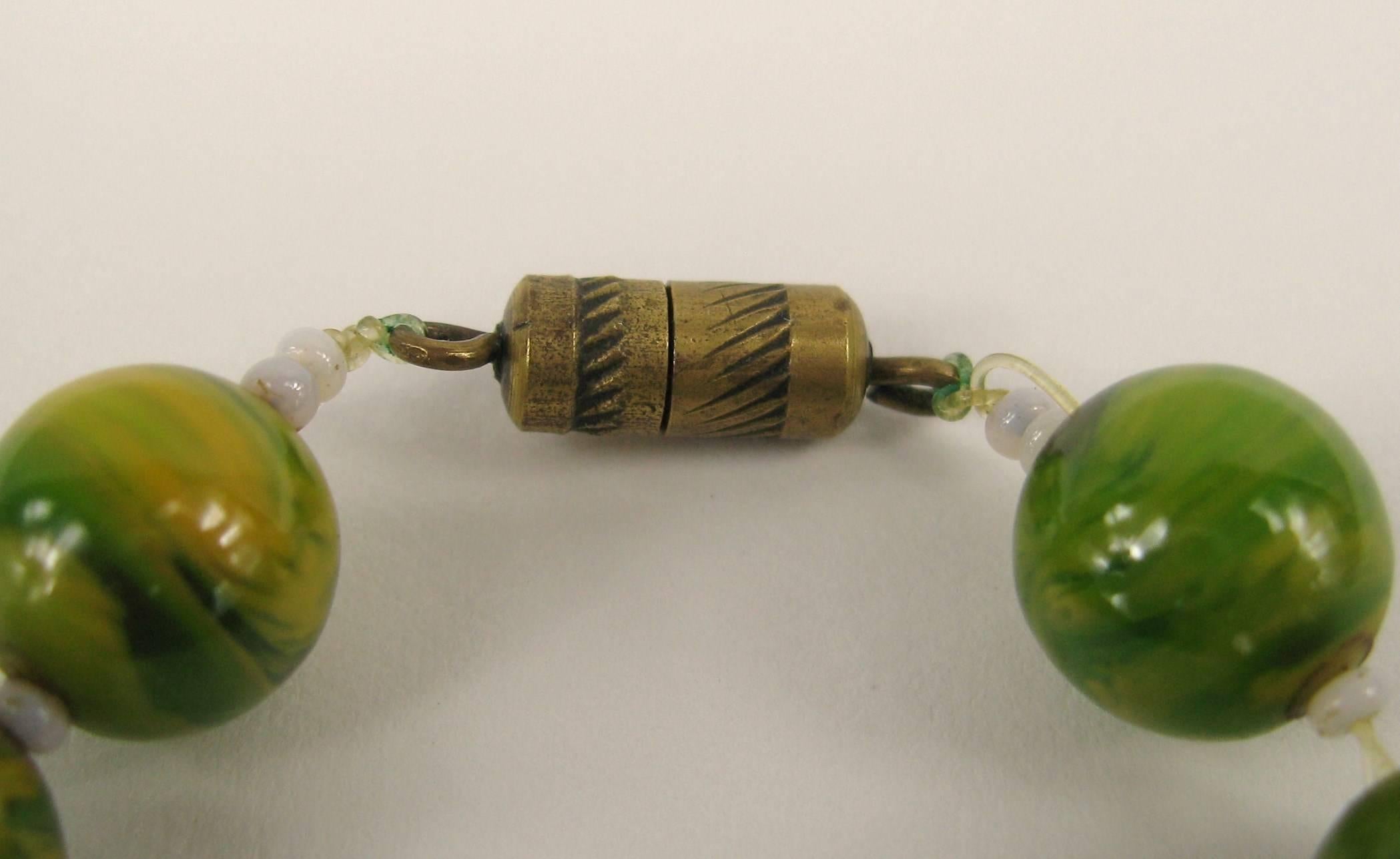 Catalin-Halskette aus Bakelit mit grünem Marmor, 1930er Jahre Damen im Angebot