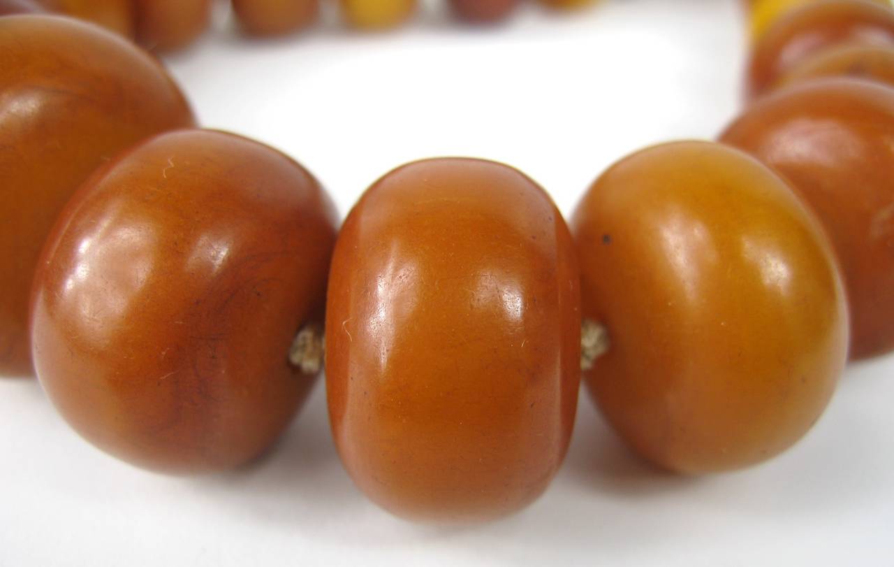 1930s graduated Amber Bakelite Beaded Necklace In Good Condition For Sale In Wallkill, NY