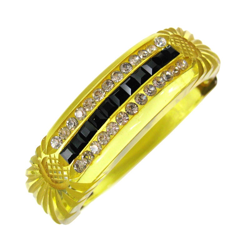 Bracciale Bangle in bachelite con succo di mela, intagliato e con strass 1930