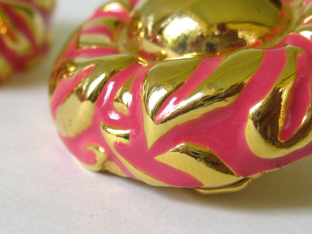 Escada Button Disc Earrings Pink Gold 1980s  In Excellent Condition For Sale In Wallkill, NY