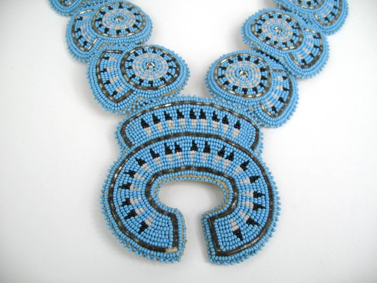 Perlen Türkis-Halskette aus Sterlingsilber mit Quastenblüte von Navajo  (Indigene Kunst (Nord-/Südamerika)) im Angebot