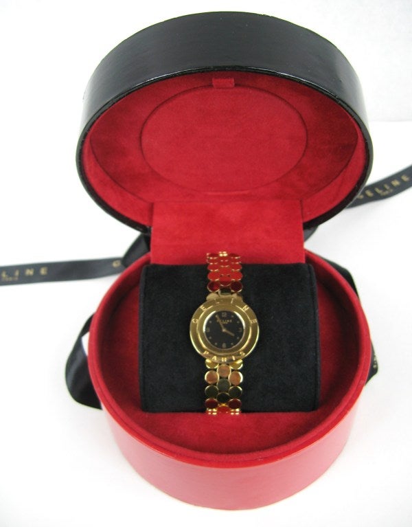 Lovey Goldton Celine Armbanduhr. In Originalverpackung 1 Zoll Durchmesser Face .50 in.  breites Band. Im Karton, nie getragen.  Dies ist aus einer massiven Sammlung von Hopi, Zuni, Navajo, Southwestern, Sterling Silber, (Modeschmuck, der nicht