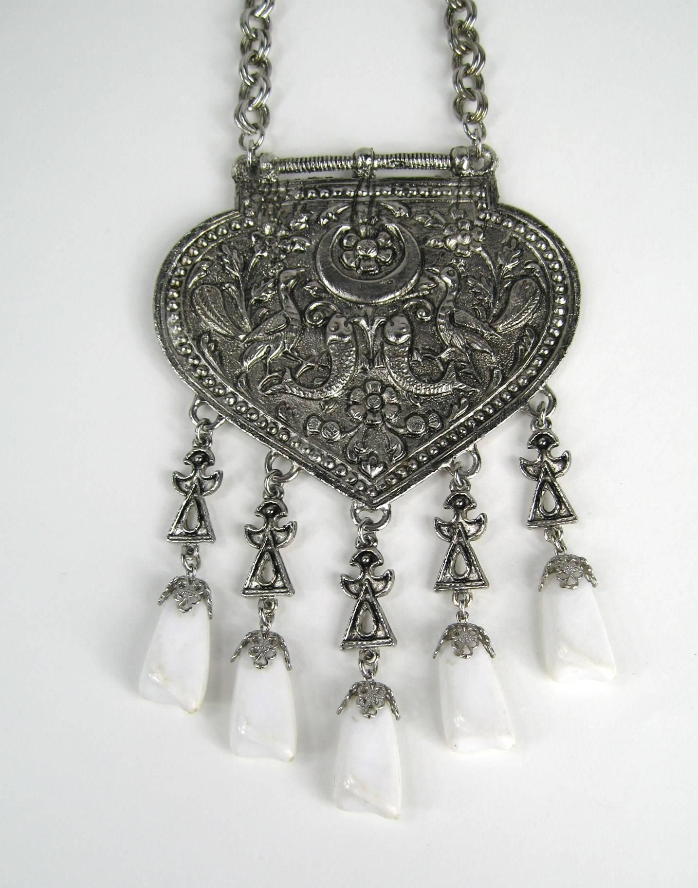 This is a huge necklace! 1960s  silver tone with fish and birds
Measuring 4