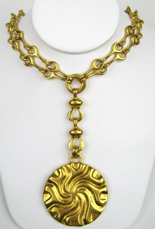 Doppelstrangige Halskette mit einem großen kreisförmigen Tropfen, hergestellt von RLM in den 1980er-1990er Jahren. Gebürstete goldfarbene Oberfläche. 15,5 Ende zu Ende. 2,15 Zoll  Durchmesser auf der Scheibe, die 5 Zoll nach unten fällt. Dies ist