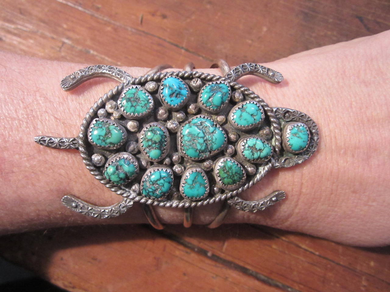 Braccialetto in argento massiccio con tartaruga e turchese di Pawn Southwestern Navajo in vendita 1