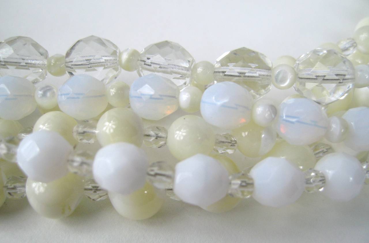 BARRERA Collier bibe en perles blanches à facettes à 6 brins, années 1990 Neuf - En vente à Wallkill, NY