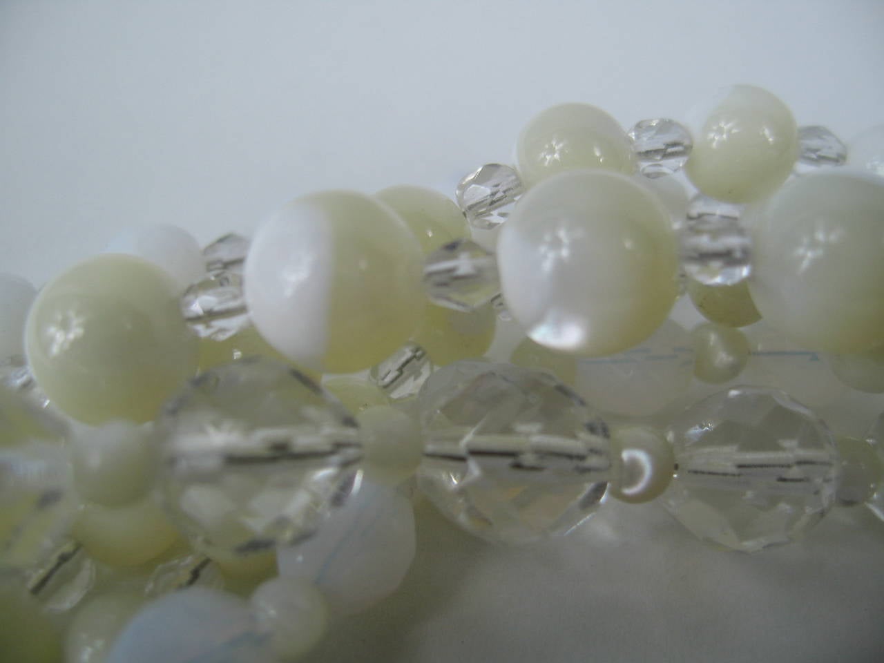 BARRERA Collier bibe en perles blanches à facettes à 6 brins, années 1990 Pour femmes en vente