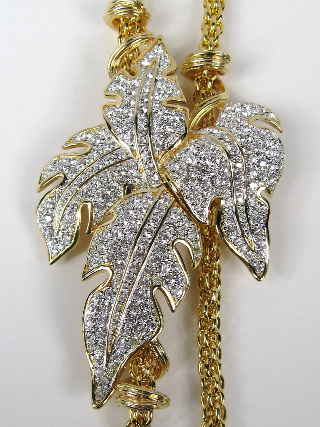 Massive Swarovski-Kristall-Halskette mit Faux-Lariat-Motiv. Messen -- Fällt bis auf 20 Zoll herunter. Das Blatt misst 3,47 Zoll x 2,15 Zoll. Gekauft in den späten 80er und frühen 90er Jahren. Dies ist ein sehr großes atemberaubendes Stück von