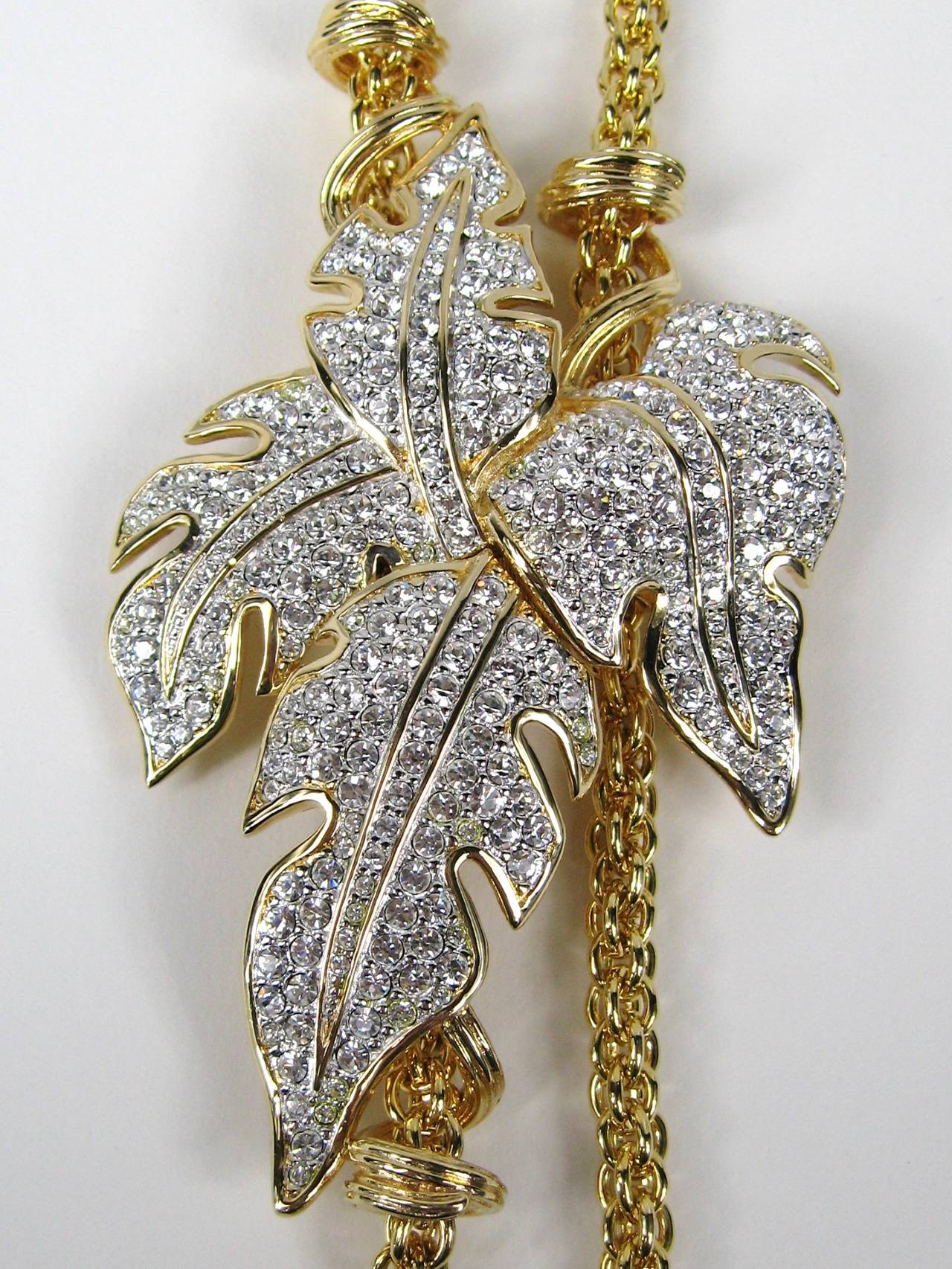 Collana massiccia di cristalli Swarovski con un motivo a finto lariat. Misura -- Scende fino a 20 pollici. La foglia misura 3,47 x 2,15 pollici. Acquistato alla fine degli anni '80 e all'inizio degli anni '90. Si tratta di un pezzo di Swarovski