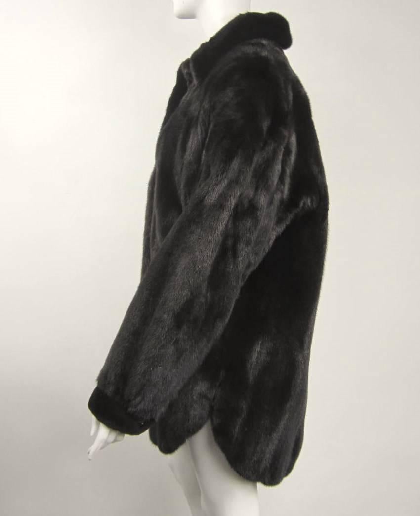 Giorgio sant'angelo Luxurious Ranch Mink Jacket Coat. Une étonnante fourrure souple et douce, de couleur presque noire. Belle doublure sombre. Poches fendues sur le côté. Clips sur le devant. Fentes sur les deux côtés de la veste. Il a de belles