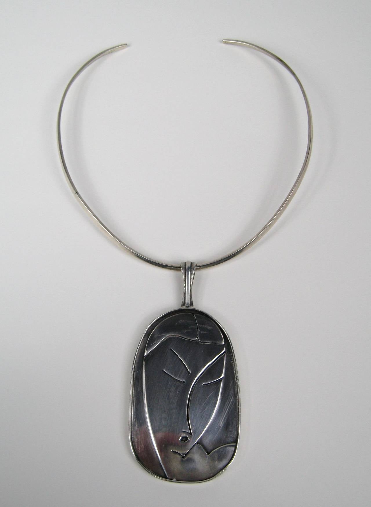 Große modernistische Halskette mit handgefertigtem Anhänger aus Sterlingsilber (Modernistisch) im Angebot