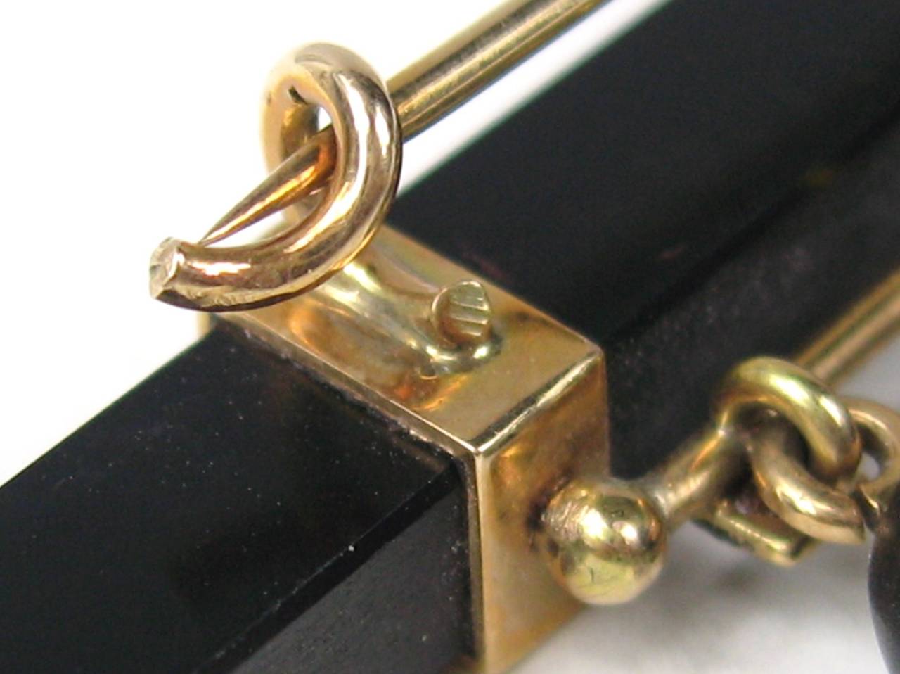 1860er Jahre 14K Gold viktorianische Whitby Jet Brosche Bar Pin MCNY im Angebot 1