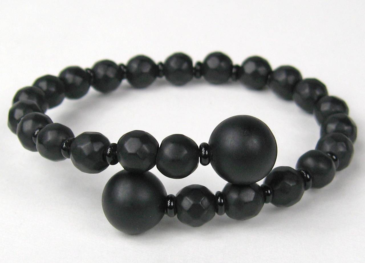 Victorien Paire de bracelets Whitby assortis MCNY en forme de portefeuille enduit de jais (début de siècle) en vente