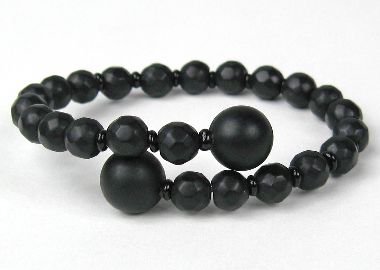Paire de bracelets Whitby assortis MCNY en forme de portefeuille enduit de jais (début de siècle) Pour femmes en vente