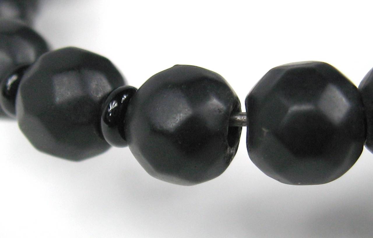 Paire de bracelets Whitby assortis MCNY en forme de portefeuille enduit de jais (début de siècle) en vente 1