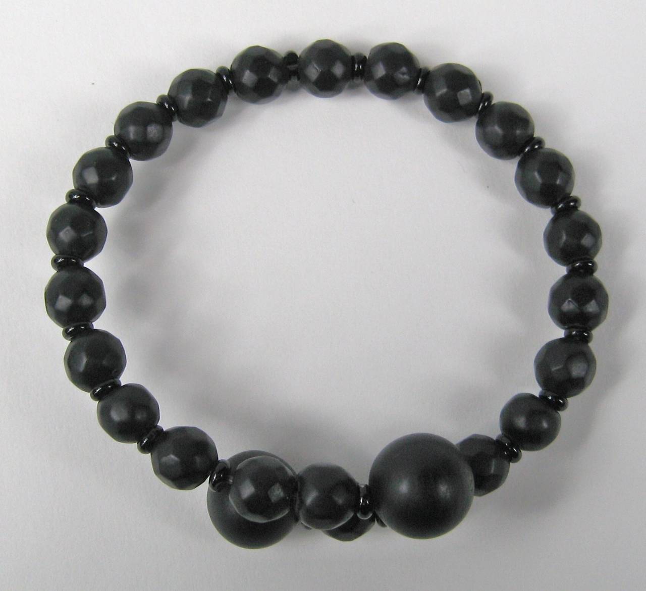 Paire de bracelets Whitby assortis MCNY en forme de portefeuille enduit de jais (début de siècle) en vente 2