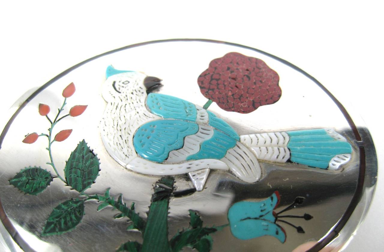 Incrustation de corail, de turquoise, de nacre et d'un peu d'onyx avec un motif d'oiseaux et de fleurs réalisée par Raymond Boyd. Mesurant 3,05 in de large x 2,40 in. Il s'agit d'une collection massive de Hopi, Zuni, Navajo, Southwestern, argent