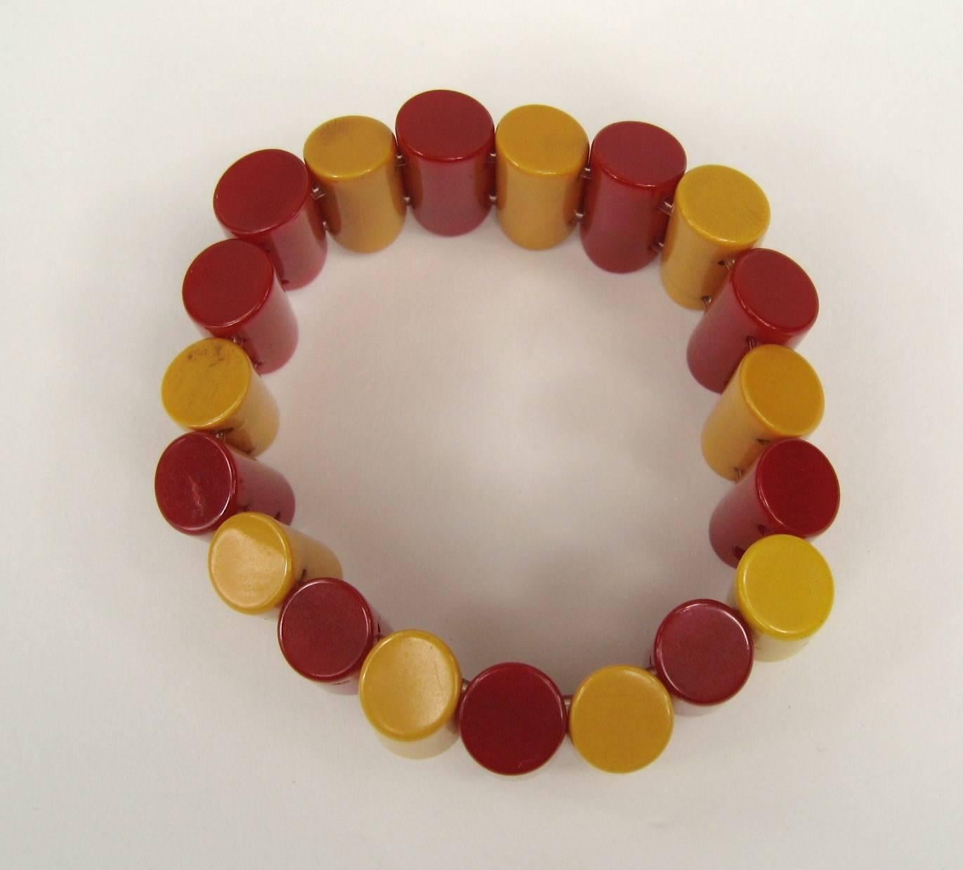 Art déco Bracelet Catalin rouge et jaune extensible en bakélite, véritable bracelet vintage des années 1930  en vente