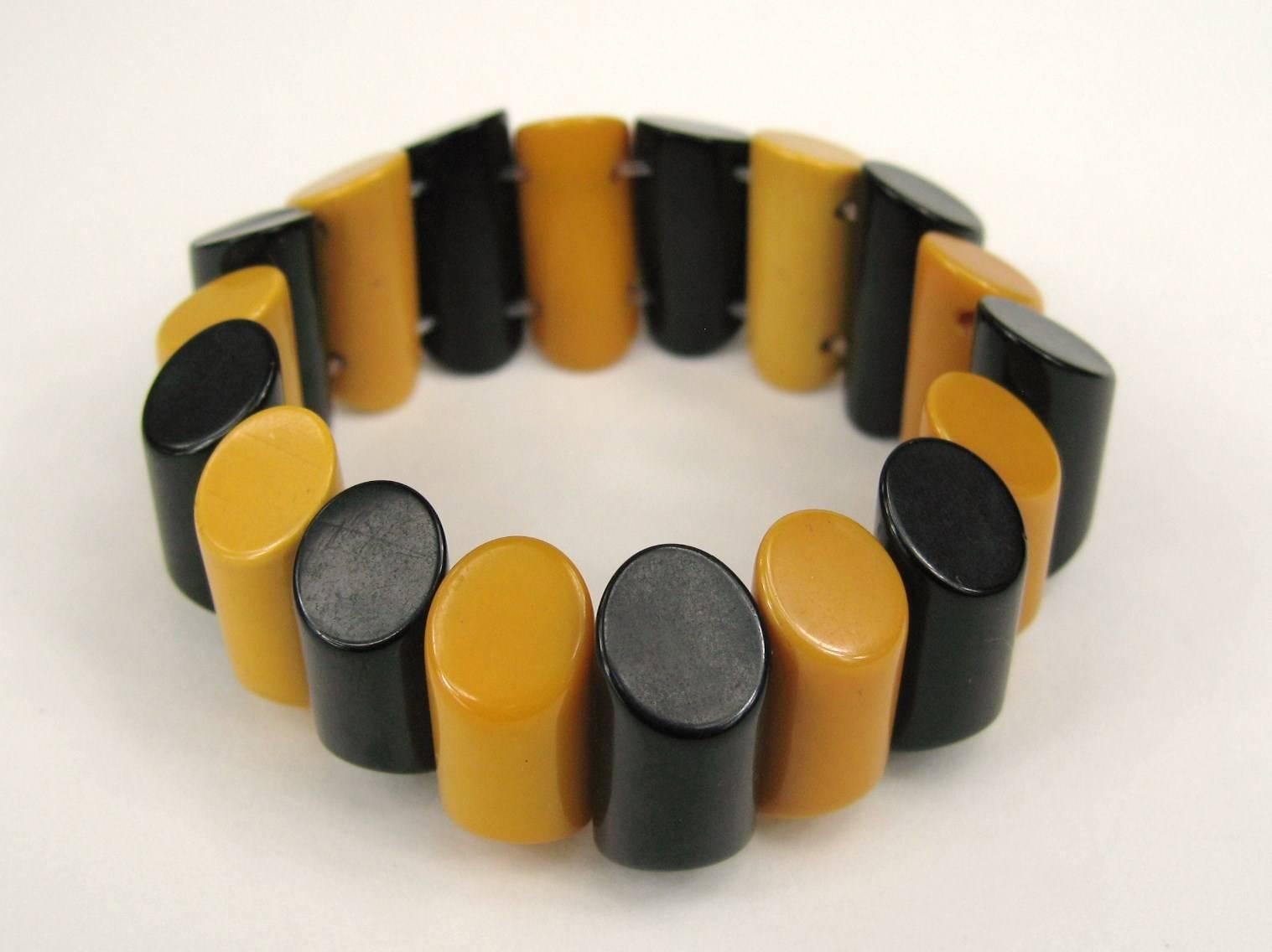 Un autre superbe bracelet en bakélite. Un amusant bracelet stretch vintage en bakélite/cataline dans un riche caramel et noir. Le bracelet est constitué d'étroites bandes de bakélite enfilées sur un élastique lourd. Les panneaux fins ont des bords