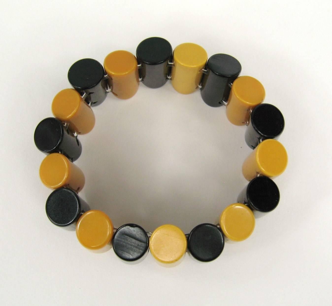 Art déco Bracelet Catalin extensible jaune et noir en bakélite, véritable bracelet vintage des années 1930  en vente