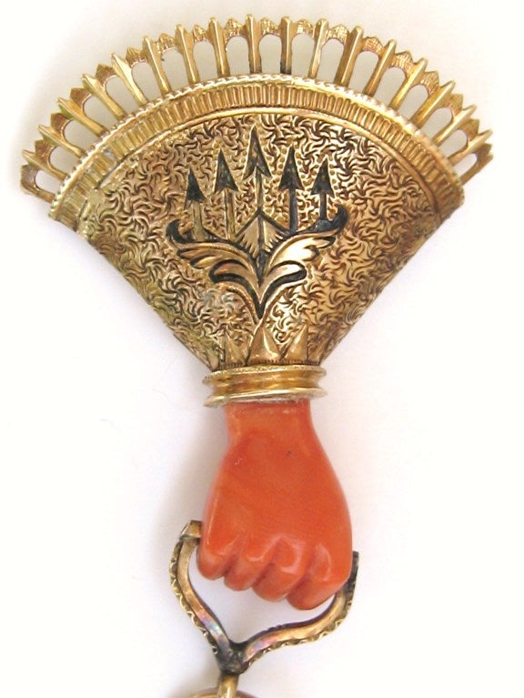 Broche de Coral con un Manguito Elaborado maravilloso grabado en el Oro. Mano de coral que sostiene un lazo con perlas de siembra. Oro de 14 quilates. Mide 74 mm de largo de extremo a extremo o 2,90- 31,59 mm de ancho o 1,24 Hermosa e inusual pieza