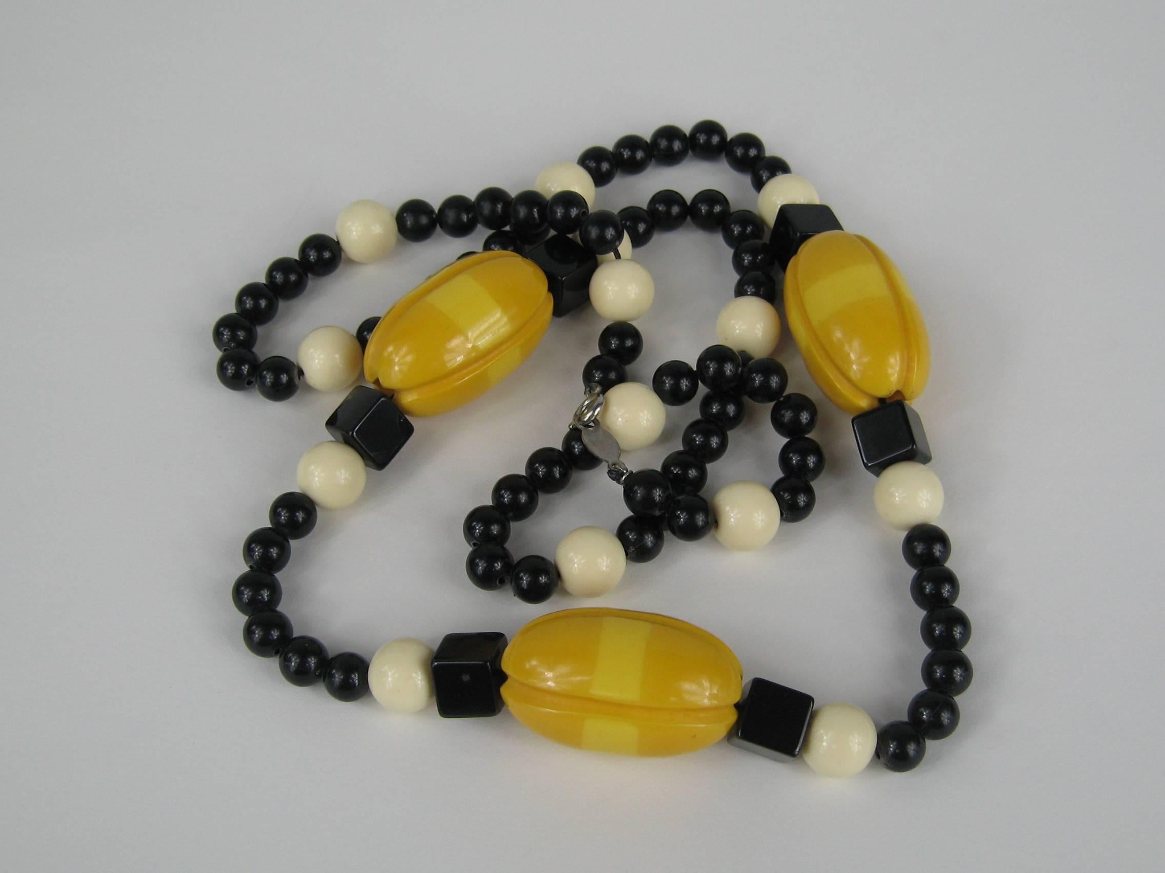 Alexis Kirk, collier de perles en bakélite vintage des années 1950  Pour femmes en vente