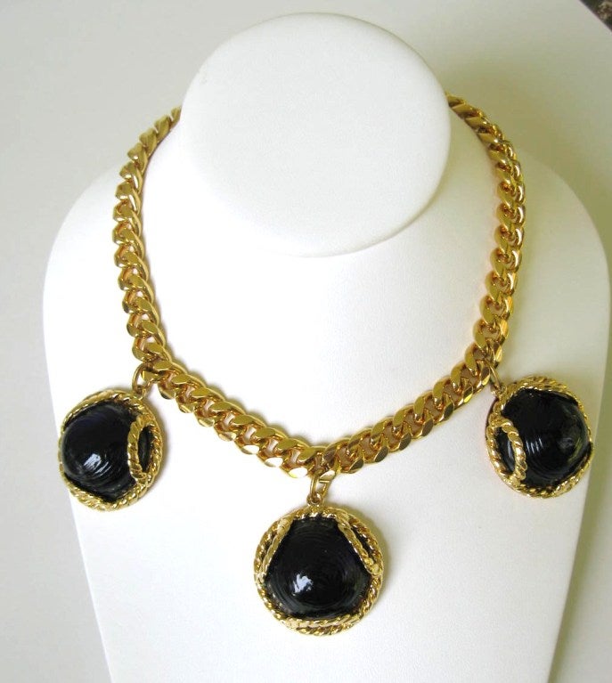 Un'altra splendida collana in vetro di Dominique Aurientis. Tre grandi dischi di vetro blu (1,42 di diametro) incastonati in una placcatura dorata che pendono da una collana a maglie larghe. 17 pollici da un capo all'altro. ** Non firmato Dominique,
