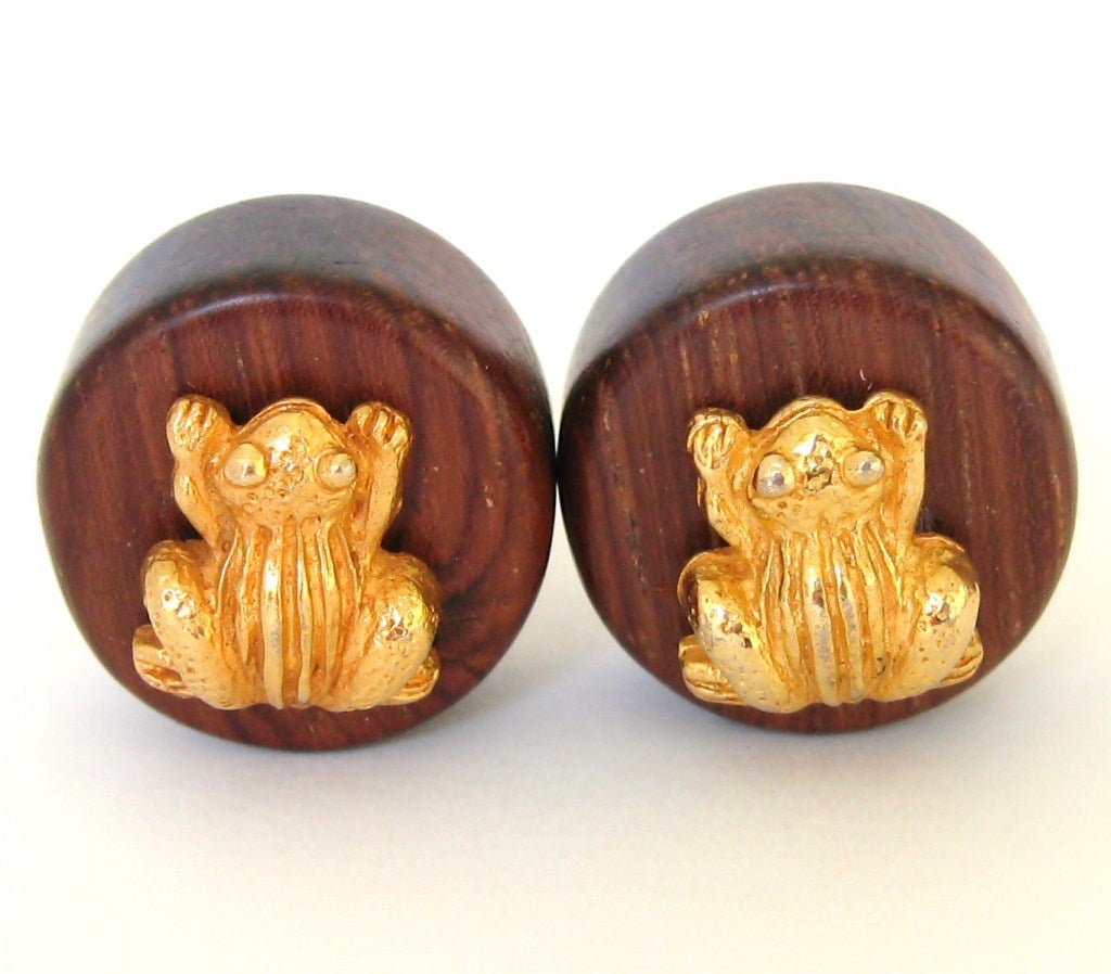 A lovely pair of Aurientis Wood Clip on's. On top of the wooden disc lays a gold Frog. Approximately .75 inches. This French jewelry designer has a vast international customer base and is known throughout the world for her artisan crafted intricate