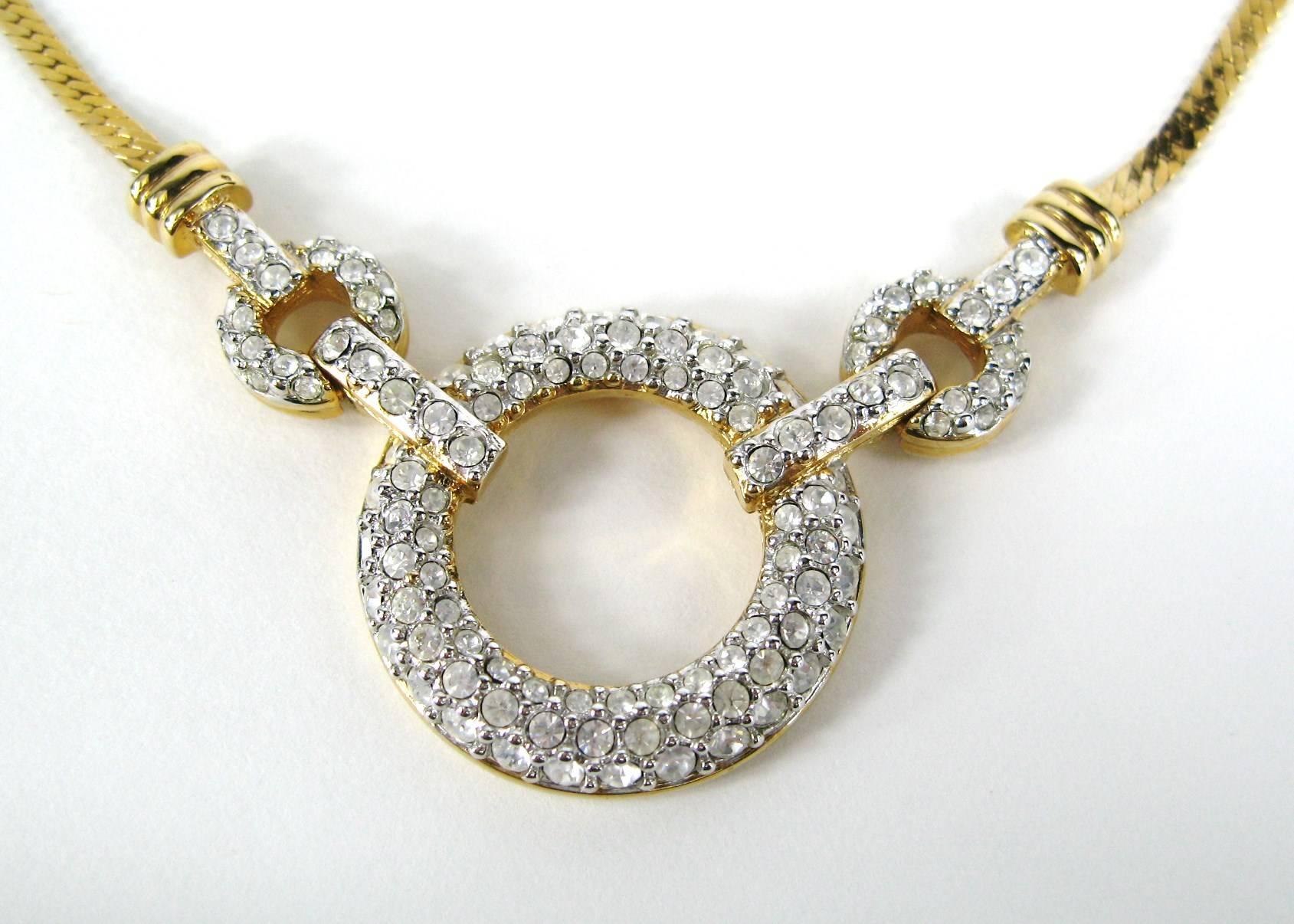 Splendida collana di cristalli Swarovski con cerchio infinito incastonato di cristalli. Nuovo stock, acquistato e conservato fino ad ora. Misura 17 da un capo all'altro. Il cerchio è di 1 pollice. Questo pezzo fa parte di un'enorme collezione di