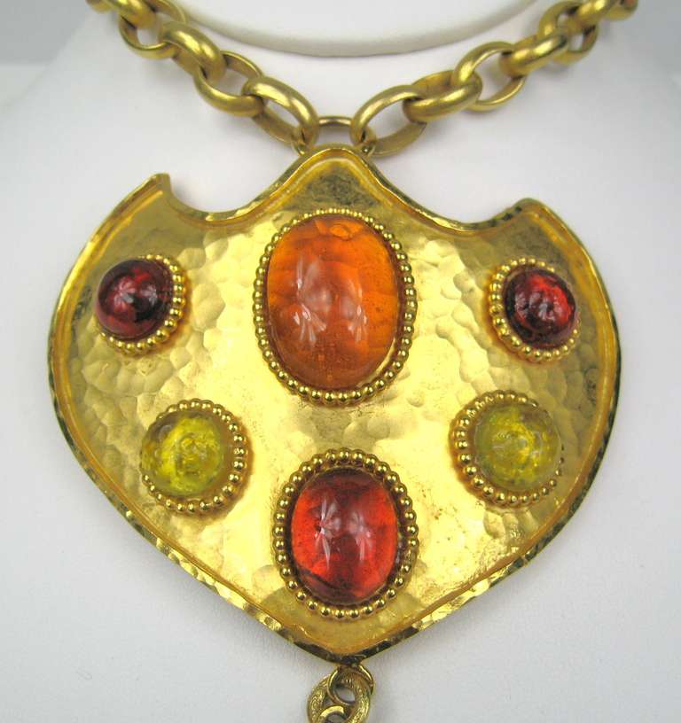 Collier Aurientis en or doré absolument stupéfiant. La chaîne mesure 38 pouces d'un bout à l'autre. Pendentif. 5.1 in de haut en bas . 3.4 in wide Cette créatrice de bijoux française a une vaste clientèle internationale et est connue dans le monde