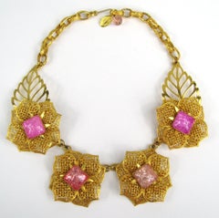 Philippe Ferrandis - Ensemble collier et boucles d'oreilles en verre Gripoix à fleurs roses des années 1990