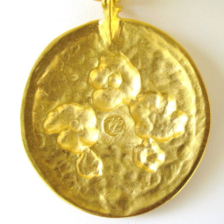 1990's Karl Lagerfeld Enamel Floral Disc Pendant Necklace New Never Worn  For Sale 2
