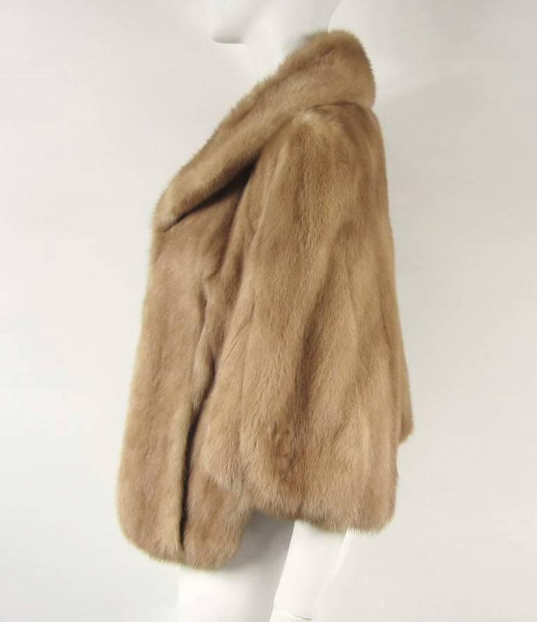 Fabelhafter Vintage-Shrug. In hervorragendem Zustand. Pastellfarbener:: geschmeidiger Nerz. Größere Größe:: bitte Maße beachten. Beschriftet mit Lockwood Furs Long Beach CA. Die Maße sind flach liegend 4in. Kragen 19in. Schulterbreite bis Schulter