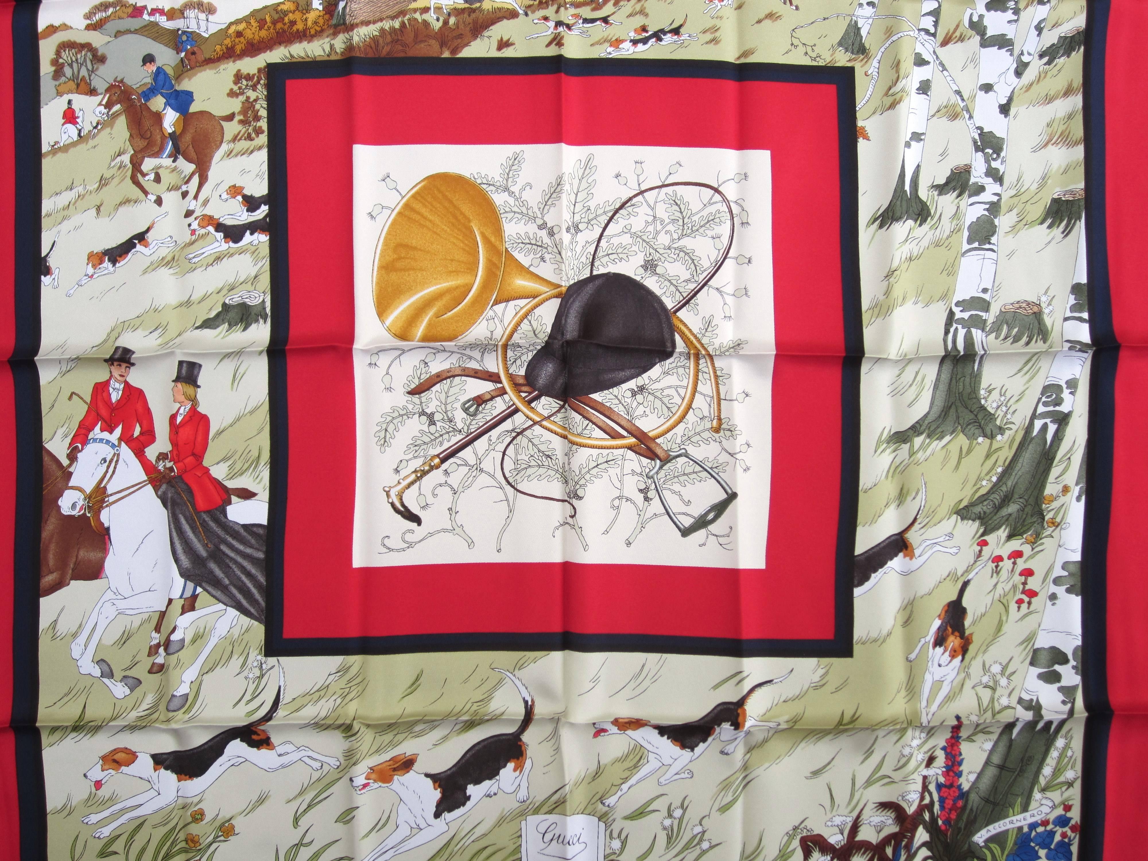 Plus de foulards Gucci neufs et jamais portés. Acheté à la fin des années 80 et au début des années 90, il a été stocké jusqu'à aujourd'hui. Vous avez un motif de chasse sur cette beauté. Mesure 34 x 34. Fabriquées en Italie.   N'hésitez pas à