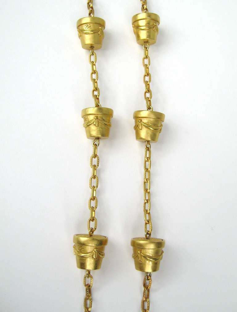 1990er Karl Lagerfeld Gold vergoldete Sautoir-Halskette Neu Never getragen  im Zustand „Neu“ im Angebot in Wallkill, NY
