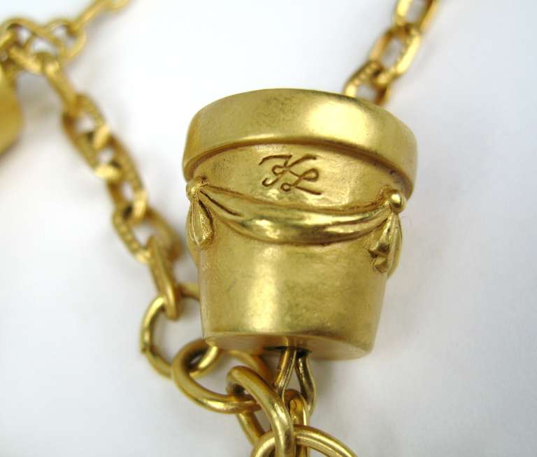 1990er Karl Lagerfeld Gold vergoldete Sautoir-Halskette Neu Never getragen  Damen im Angebot