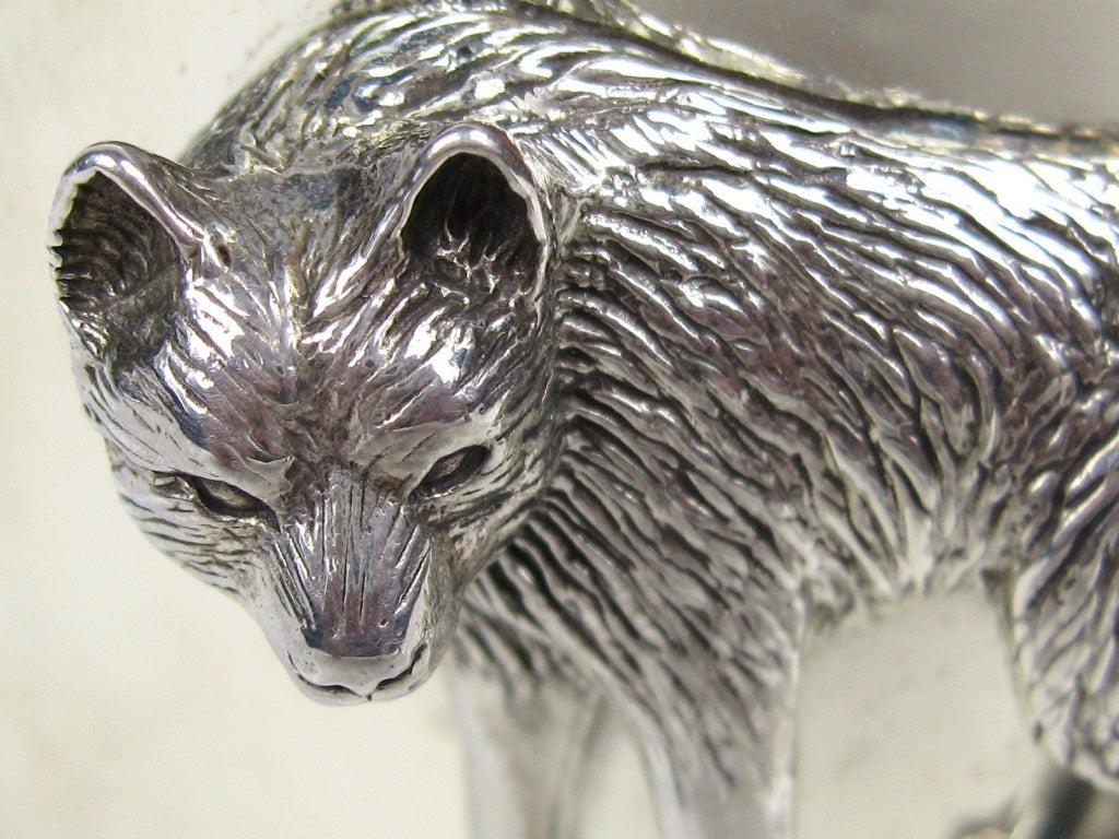 Le travail de l'orfèvre du Nouveau-Mexique Carol Felley est rare, et quand c'est le cas, c'est un plaisir, car ses créations sont tellement étonnantes. Cette manchette en argent sterling est éblouissante. loup figuratif en 3D fixant sa proie. Broche