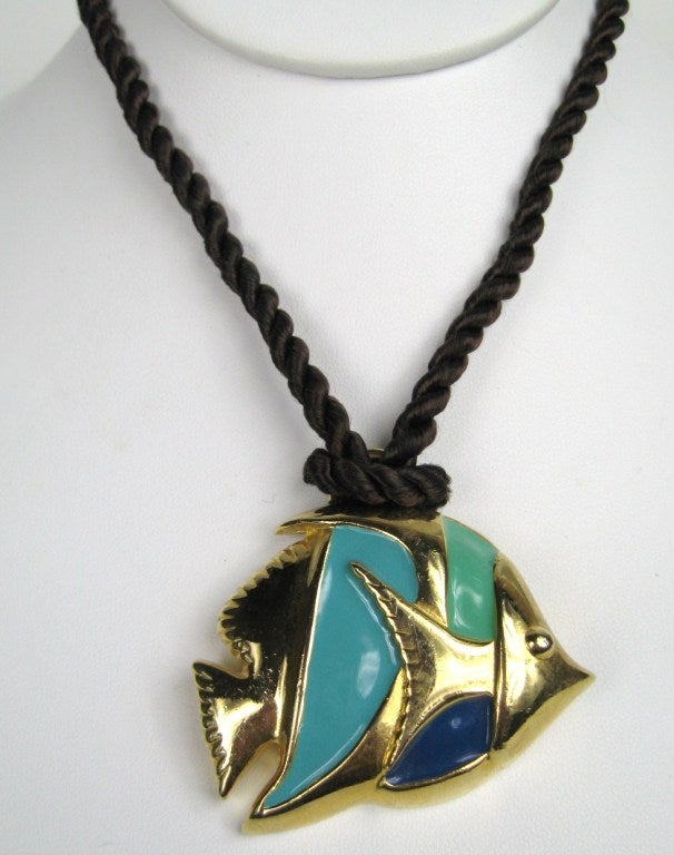 Escada 80s Dead stock Angel Fish on a Cord.  È appeso a un cavo marrone di 32 pollici. Puoi indossarlo della lunghezza che preferisci. Puoi cambiare  la corda per una catena a tua scelta. Acquistato alla fine degli anni '80  conservato, mai